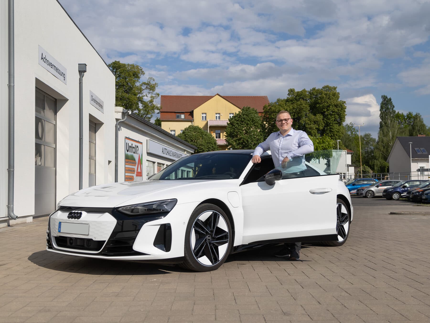 Sebastian Markwardt mit einem Audi e-tron GT vor dem Autohaus in Zossen